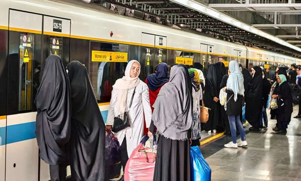 دستفروشان مترو صاحب شناسنامه کاری شدند دستفروشان مترو صاحب شناسنامه کاری شدند