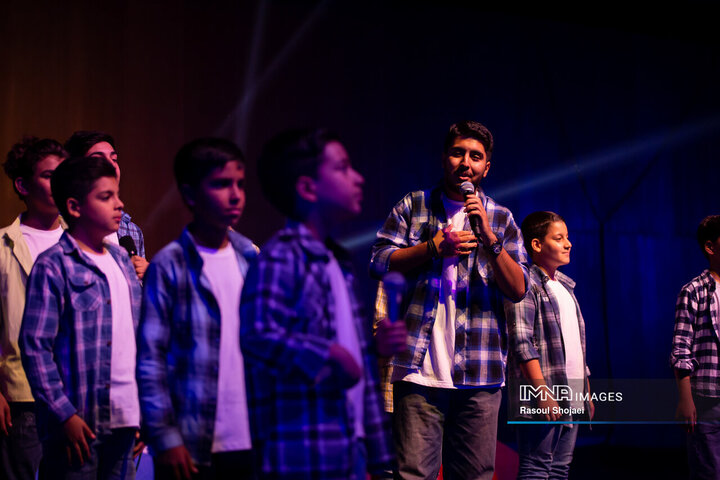 طنین سرود «ای ایران» در افتتاحیه سی‌وهفتمین جشنواره فیلم‌های کودکان و نوجوانان + فیلم