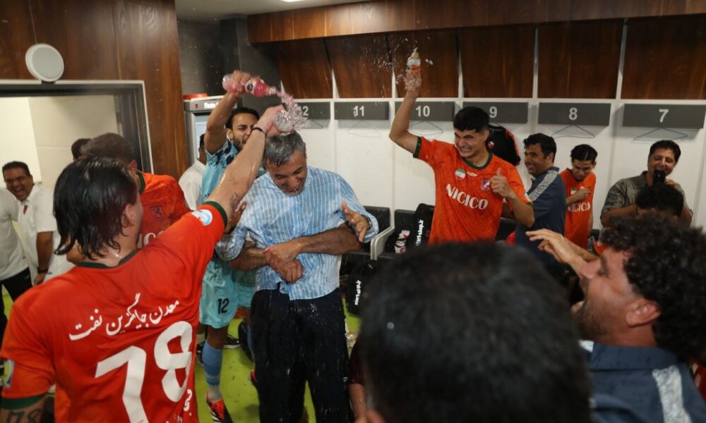 بازیکنان مس با بطری آب به رسول خطیبی حمله کردند +عکس بازیکنان مس با بطری آب به رسول خطیبی حمله کردند +عکس
