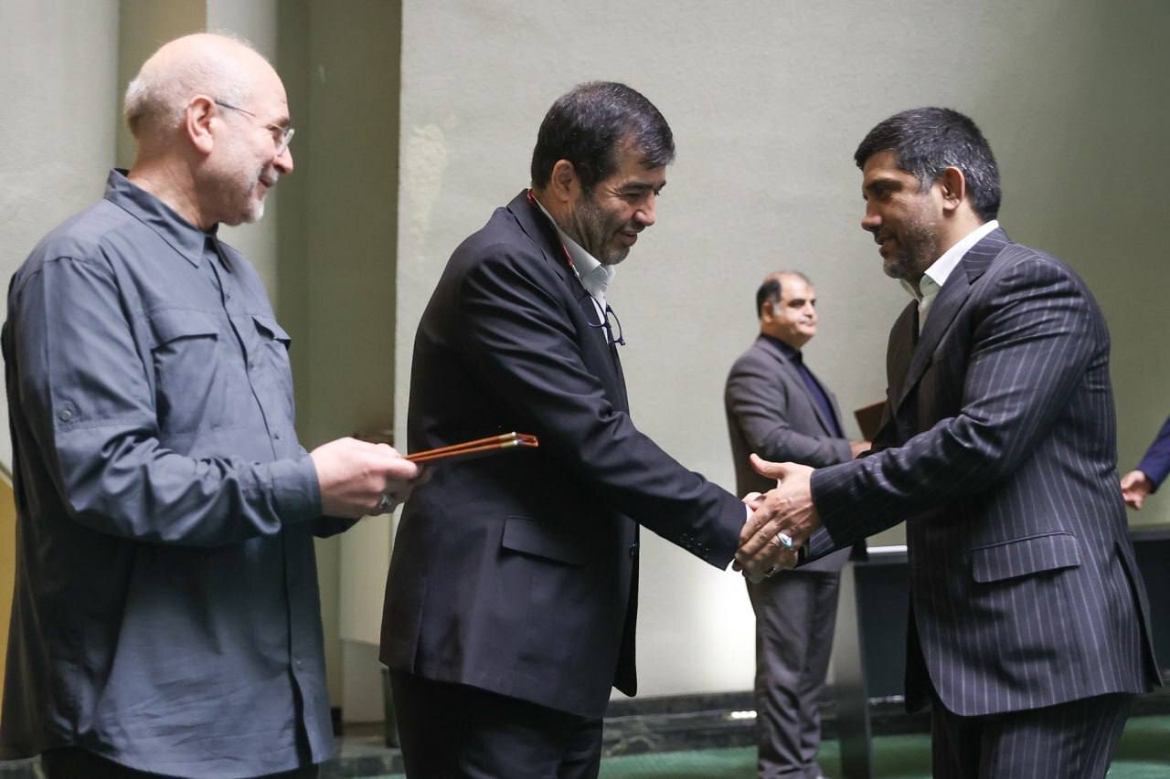 هدیه علیرضا دبیر و کشتی‌گیران به قالیباف چه بود؟ +تصاویر