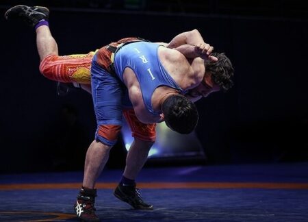 آواز خواندن کشتی‌گیران و مربیان تیم ملی با خواننده مشهور را ببینید