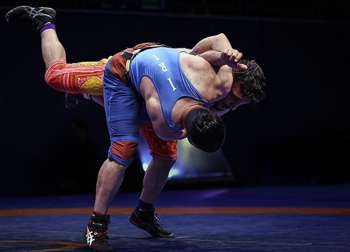 آواز خواندن کشتی‌گیران و مربیان تیم ملی با خواننده مشهور را ببینید