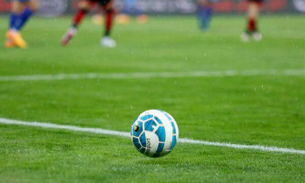 ویدیو| اتفاق باورنکردنی در فوتبال ایران؛ کتک خوردن داور از یک زن وسط زمین!