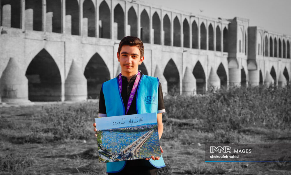 انفعال وزارت نیرو و کشور عامل اصلی بحران زاینده رود است انفعال وزارت نیرو و کشور عامل اصلی بحران زاینده رود است