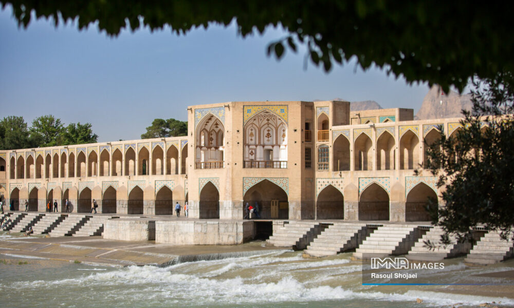 ۱۸ مهر؛ روزی برای شنیدن نغمه آب در بستر خشک زاینده رود ۱۸ مهر؛ روزی برای شنیدن نغمه آب در بستر خشک زاینده رود