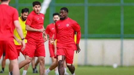 ستاره مبتلا به هپاتیت پرسپولیس مجوز بازی گرفت؟