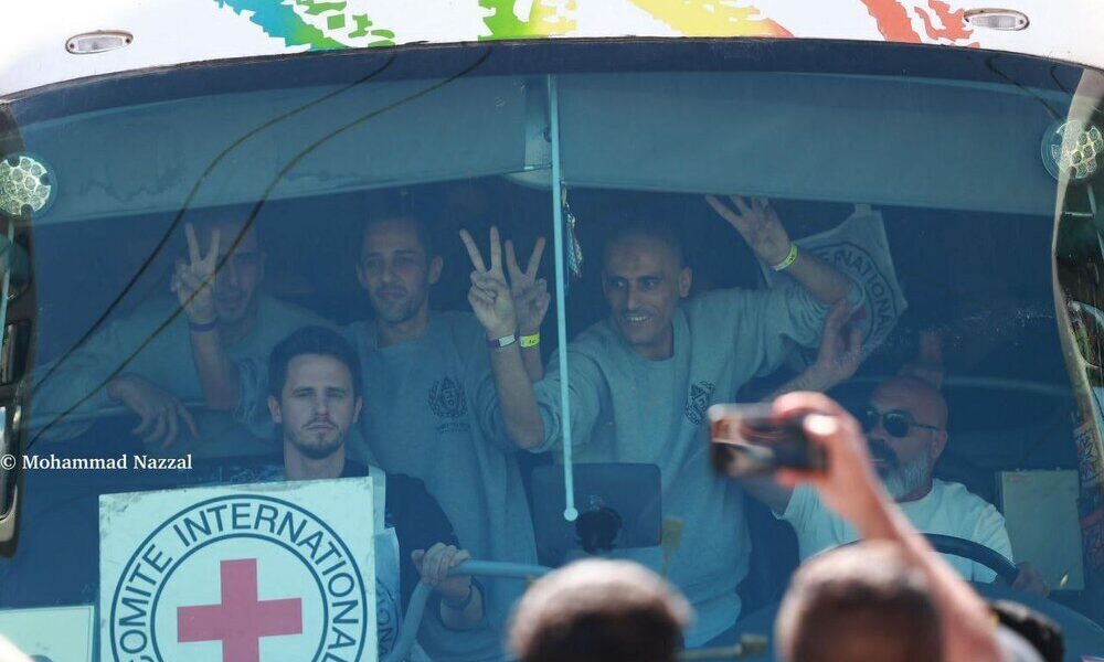 اولین اتوبوس اسرای آزاد شده فلسطینی وارد غزه شد