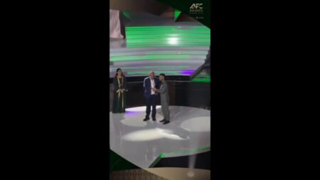 اهدای جایزه سالار آقاپور؛ لحظه‌ای که نام ایران در عربستان درخشید +ویدیو