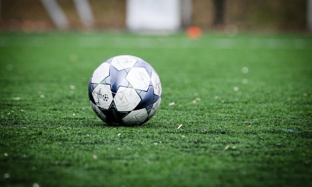 حرکت زشت یک تماشاگر مسابقه فوتبال را به تعطیلی کشاند +ویدیو