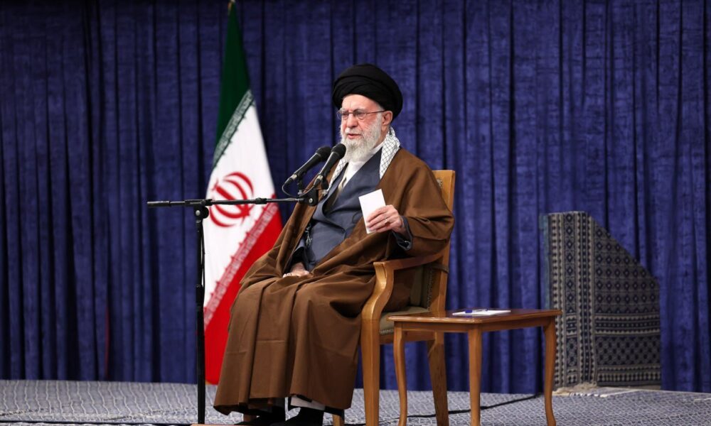 رهبر انقلاب خطاب به ترامپ: شما چه کاره هستی؟