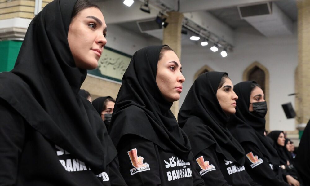 حجاب متفاوت دختران ورزشکار در بیت رهبری +عکس