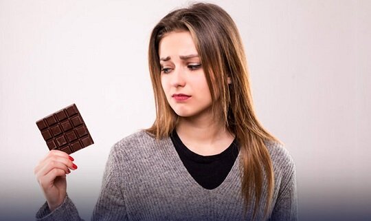 چرا نباید زیاد شکلات تلخ بخوریم؟ +خواص شگفت‌انگیز