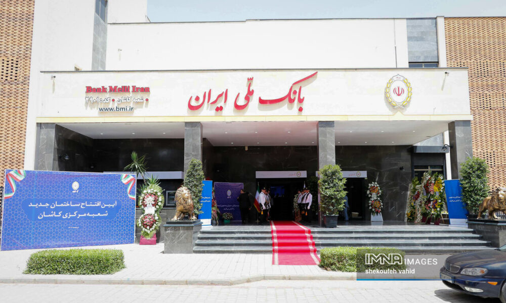 امروز و فردا تابلوی شعب بانک آینده، بانک ملی می‌شود