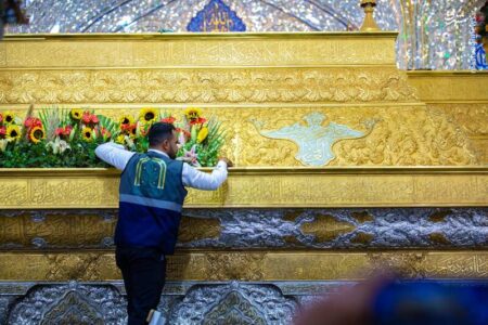 عکس/ گل‌آرایی ضریح سیدالشهدا برای ولادت خواهرشان