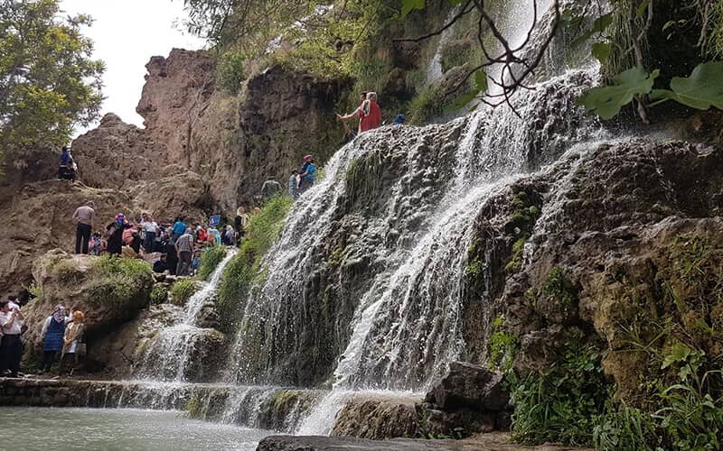 آبشار «نیاسر» برای گردشگران خطرآفرین شد! آبشار «نیاسر» برای گردشگران خطرآفرین شد!