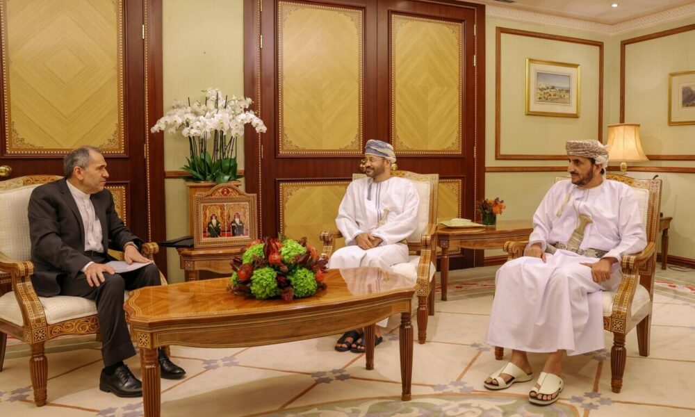 تخت‌روانچی با وزیر امور خارجه عمان دیدار کرد