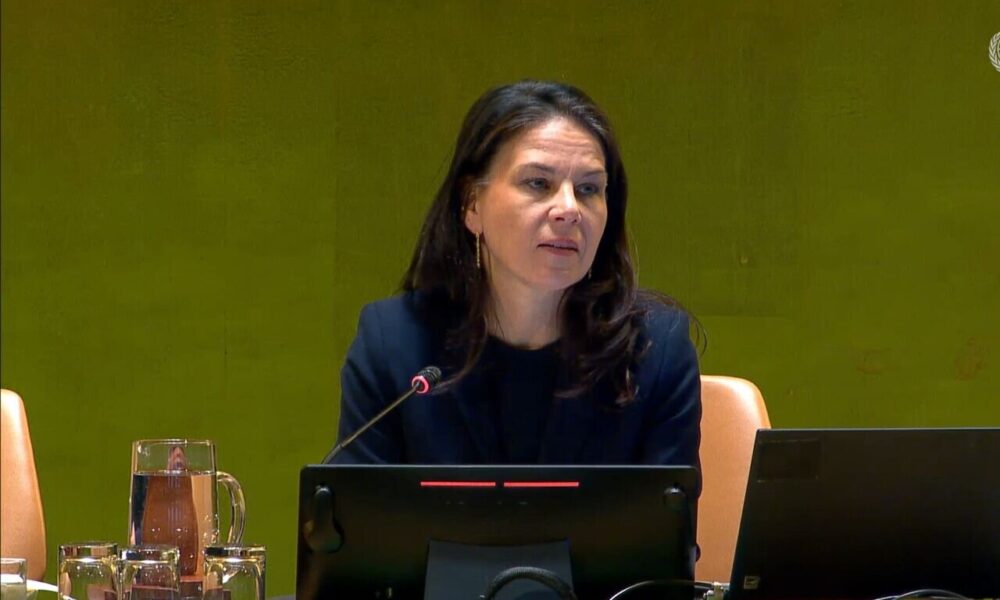 باید در کنار دیوان بین‌المللی دادگستری باشیم