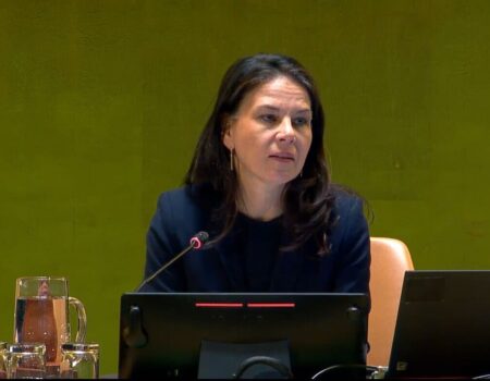 باید در کنار دیوان بین‌المللی دادگستری باشیم