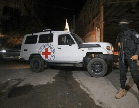 حماس جسد ۲ اسیر اسرائیلی را به صلیب سرخ تحویل می‌دهد