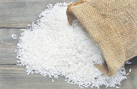 برنج ارزان وارد و گران به مردم فروخته می‌شود