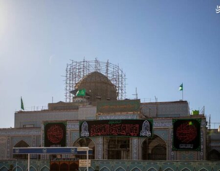 عکس/ نصب کتیبه‌های شهادت حضرت زهرا(س) در کربلا