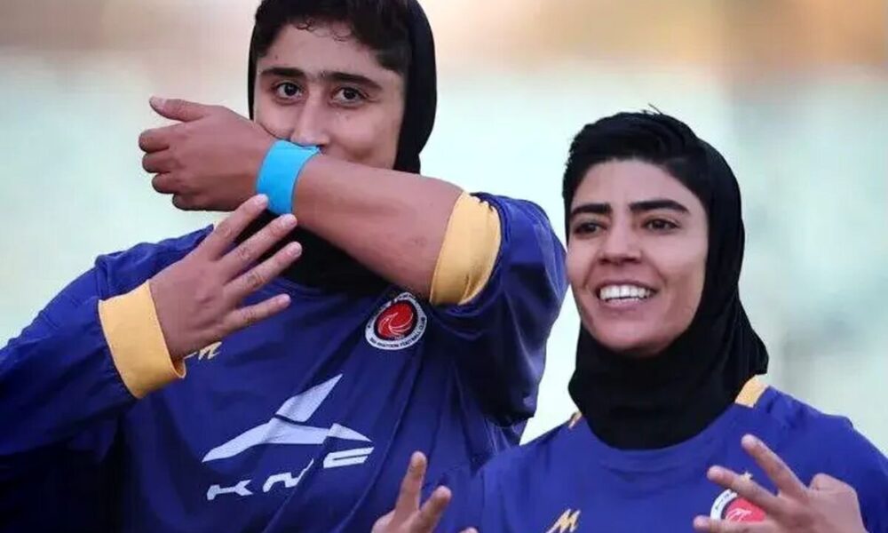 رفتار جنجالی دختر فوتبالیست لیگ را بهم ریخت! رفتار جنجالی فاطمه گرائیلی لیگ برتر زنان را بهم ریخت +عکس