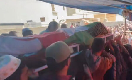 اولین ویدیو از پیکر صابر کاظمی روی دوش مردم