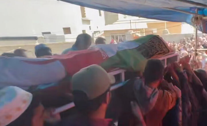 اولین ویدیو از پیکر صابر کاظمی روی دوش مردم