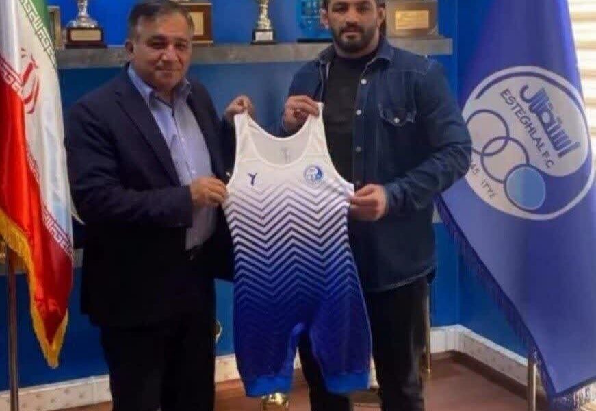 یزدانی پیراهن آبی را پوشید؛ قهرمان کشتی در استقلال! +عکس حسن یزدانی