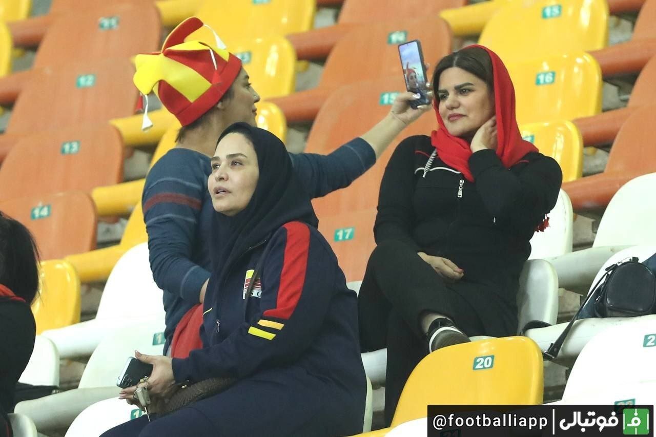 اتفاق تاریخی در لیگ برتر؛ زنان اهوازی برای اولین بار وارد استادیوم شدند +تصاویر