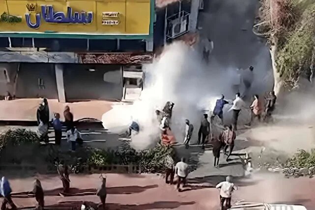 پسر ۲۱ ساله به خاطر مغازه پدرش خودش را آتش زد پسر ۲۱ ساله به خاطر مغازه پدرش خودش را آتش زد