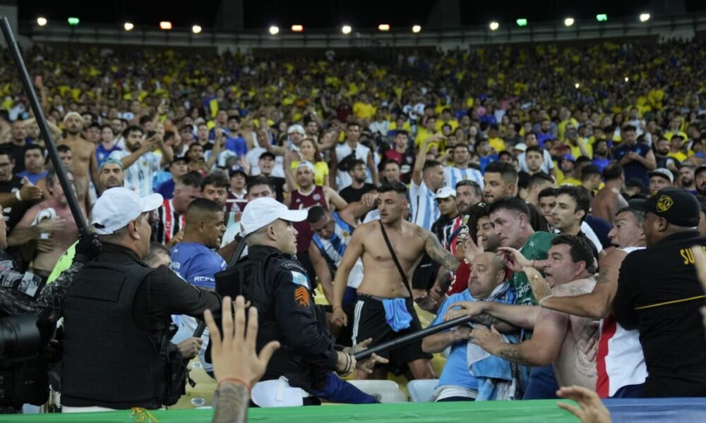 در اروپا با فحاشی هواداران چه می‌کنند؟