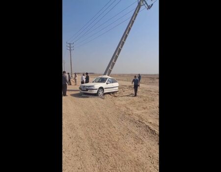ویدیویی از تصادف شدید پژو پارس با تیر برق را ببینید