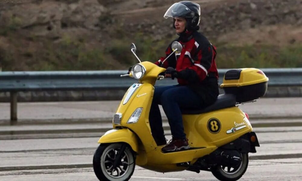 دیگر کسی تعجب نمی‌کند/ زنان با اسکوترهای رنگی فرمان زندگی را قبضه کرده‌اند!