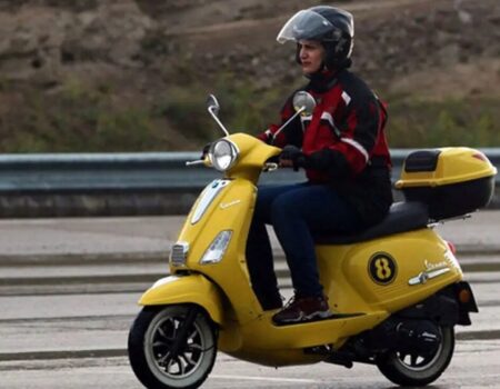 دیگر کسی تعجب نمی‌کند/ زنان با اسکوترهای رنگی فرمان زندگی را قبضه کرده‌اند!