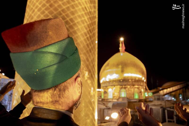 عکس/ غبارروبی گنبد نورانی حرم سیدالشهدا(ع)