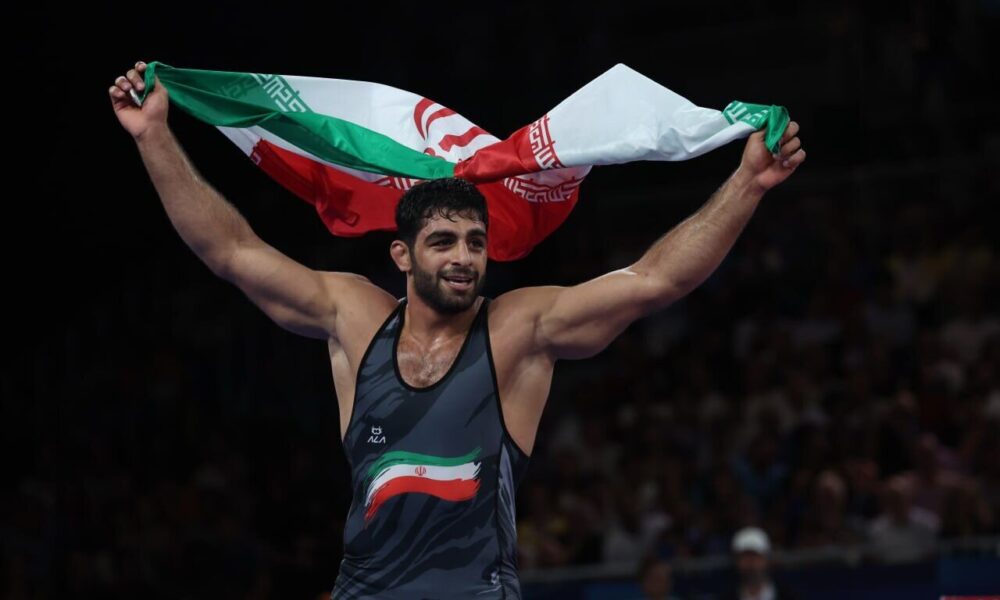 ستاره کشتی‌گیر ایران دست به شمشیر شد +ویدیو