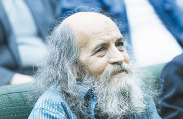 امرالله احمدجو: در سخت‌ترین دوره‌های نفوذ فرهنگ‌های بیگانه هویت اصیل خود را حفظ کردیم /در روایت سلمان در هم آمیخته است