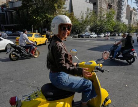 استاد حوزه علمیه قم: درباره موتورسواری بانوان حکم به جواز داده شده است