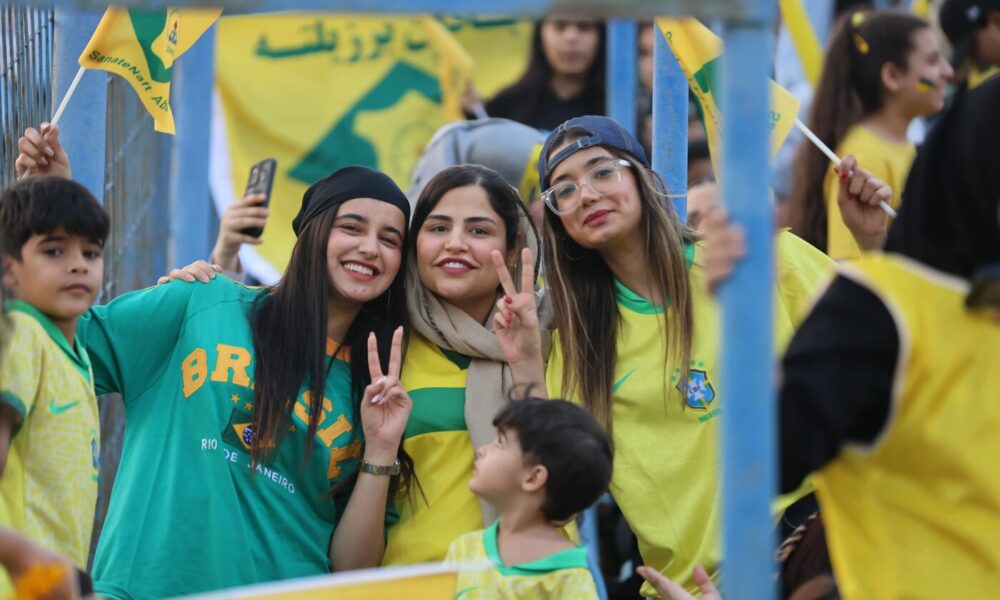 دختران آبادانی بالاخره در ورزشگاه فوتبال دیدند! +عکس دختران آبادانی بالاخره در ورزشگاه فوتبال دیدند! +عکس