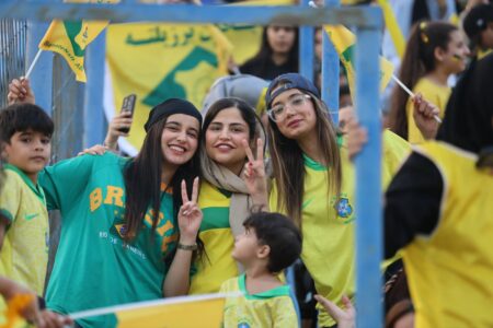 دختران آبادانی بالاخره در  ورزشگاه فوتبال دیدند! +عکس