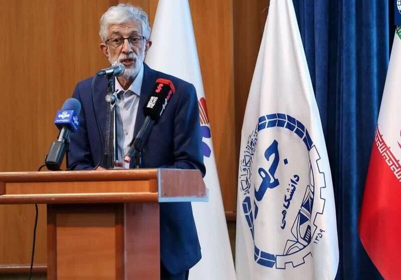 تاکید حداد عادل بر اهمیت هم‌زمان آموزش و پژوهش در دانشگاه‌ها