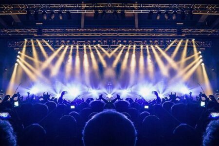 استقبال معنادار ایرانیان خارج کشور از خوانندگان وطنی