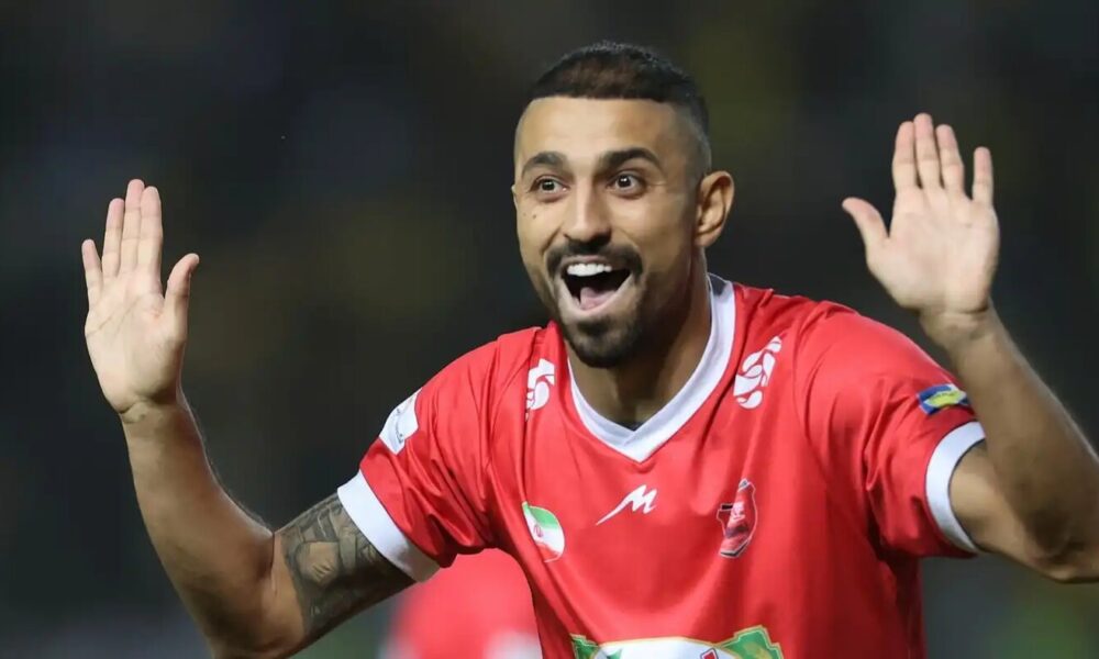 اقدام زیبای یک پرسپولیسی به خاطر دختر موتورسواری که دچار حادثه شده بود