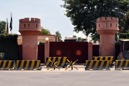 حمله تروریستی در پیشاور پاکستان/ ۳ نفر کشته شدند