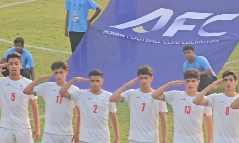سلام نظامی بازیکنان ایران قبل از نبرد آسیایی را تماشا کنید +ویدیو