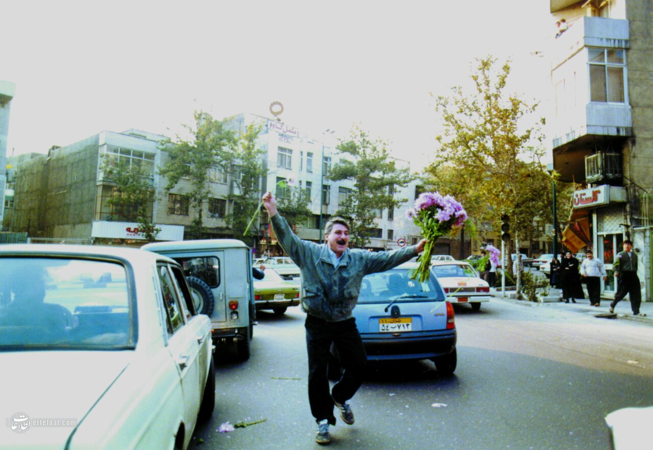 عکس‌های روزی که مردم ایران تا صبح در خیابان‌ها رقصیدند!