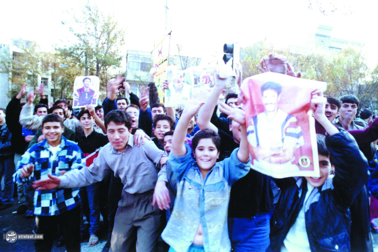 عکس‌های روزی که مردم ایران تا صبح در خیابان‌ها رقصیدند!