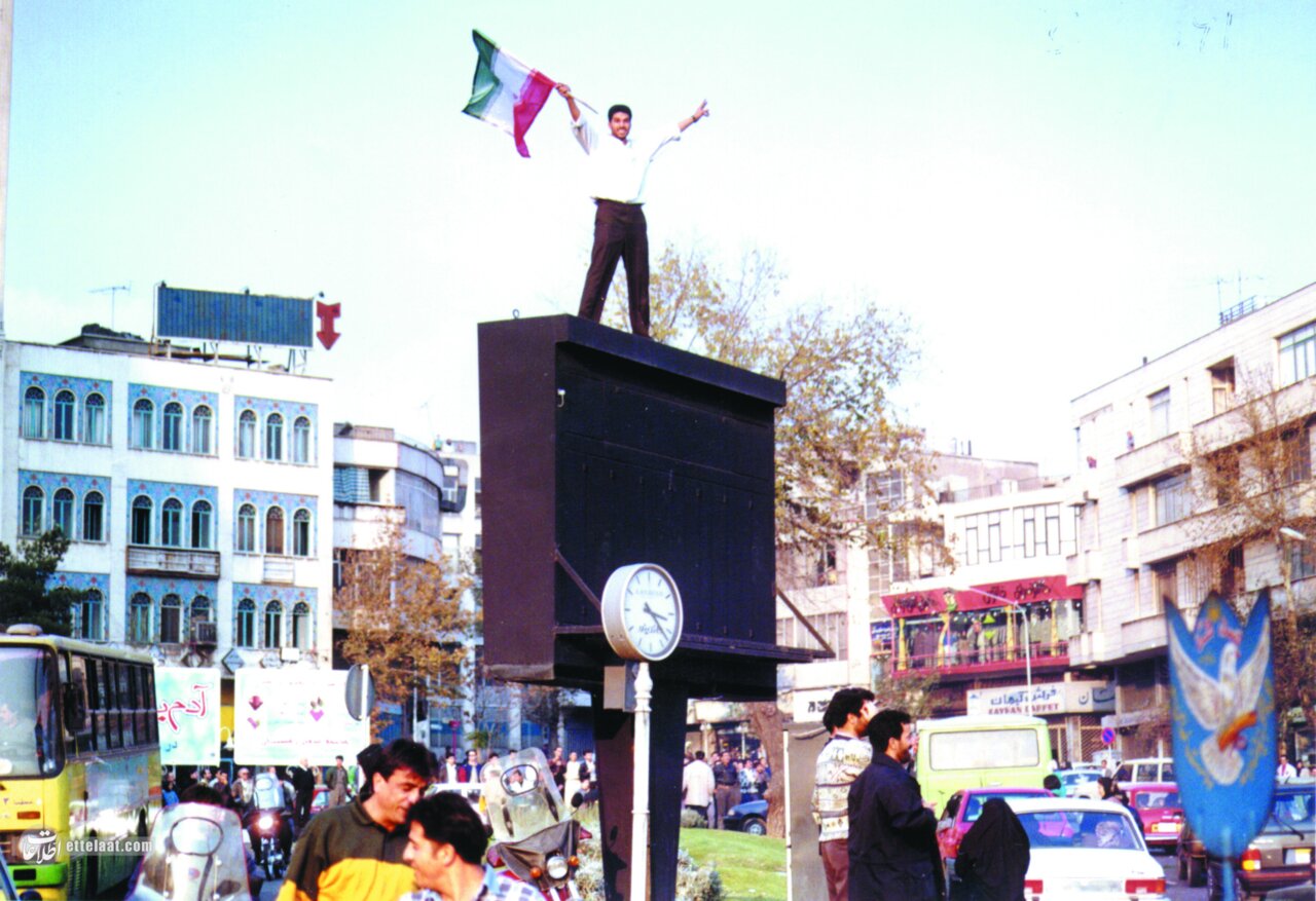 عکس‌های روزی که مردم ایران تا صبح در خیابان‌ها رقصیدند!