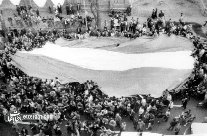 عکس‌های روزی که مردم ایران تا صبح در خیابان‌ها رقصیدند!